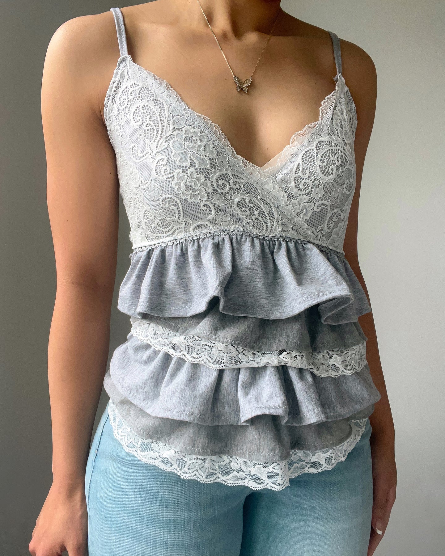 Gray & white lace trim ruffle tank (S/M)